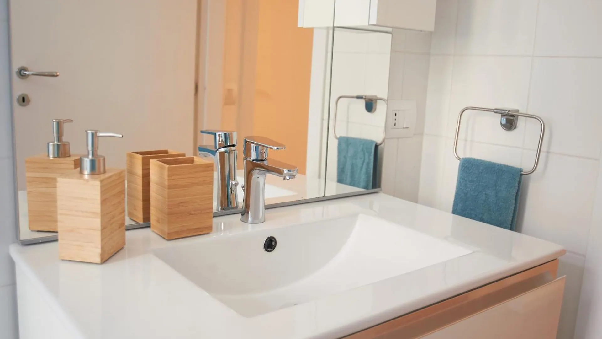 Apartment Design & Comfort A Milano Metro A 2 Min Italy